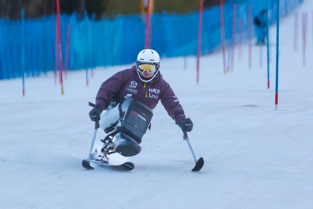 Nette pujottelemassa mäkeä alas.
